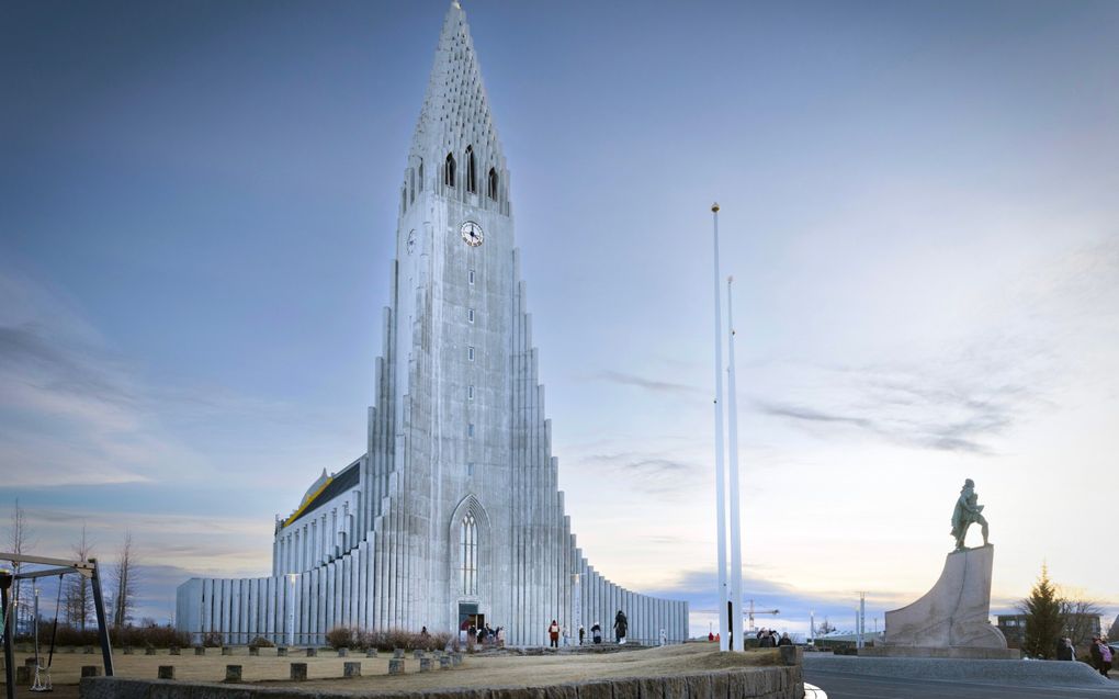 De imposante Hallgrímskirkja domineert het centrum van Reykjavik. De klokken in de toren zijn geleverd door de Nederlandse firma Eijsbouts uit Asten. beeld Henk Visscher