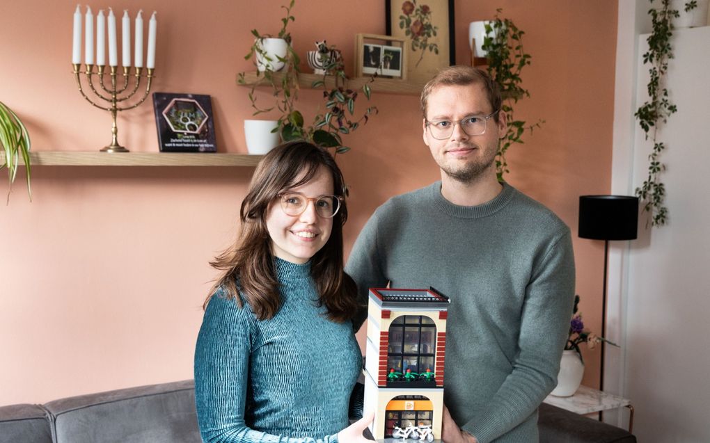 Jarno en Mirjam met het PostNL-depot van Lego. beeld RD, Anton Dommerholt