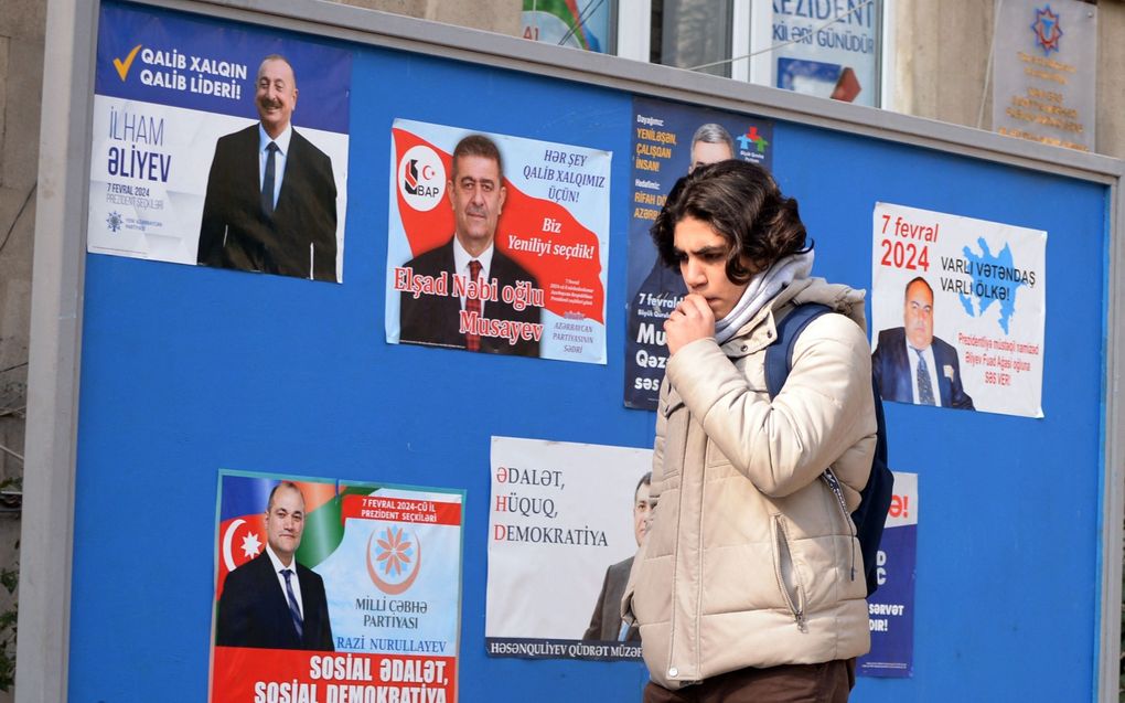 Verkiezingsposters in Bakoe. Linksboven de poster van gedoodverfd winnaar Ilham Alijev. beeld AFP, Tofik Babajev