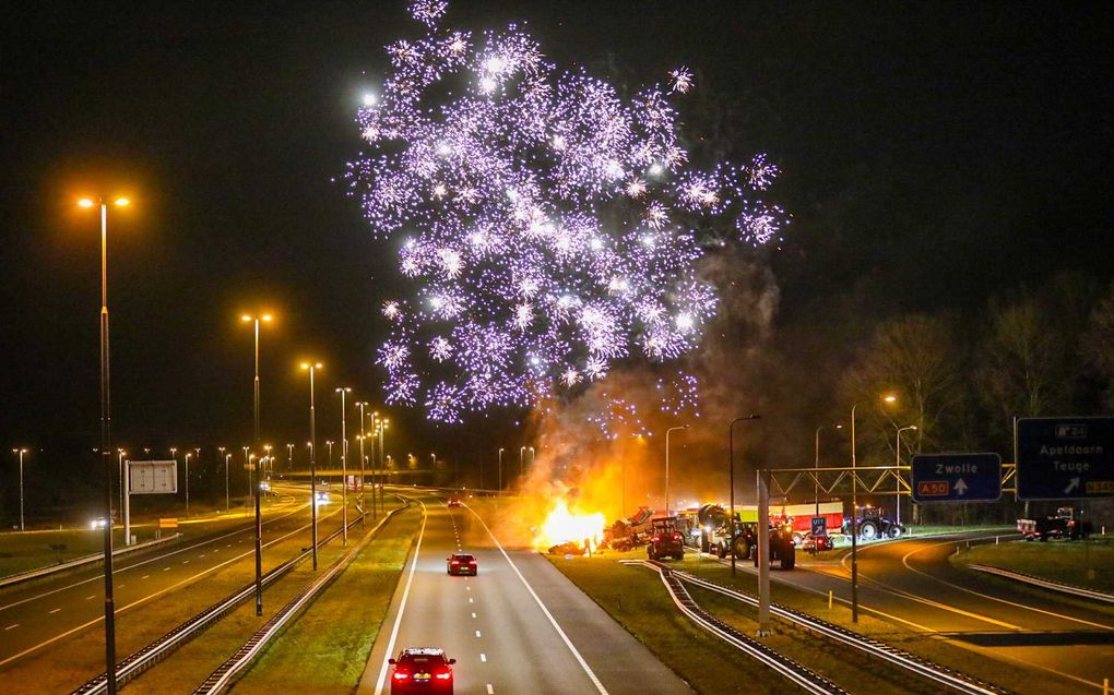 In de middenberm van de snelweg A50 hebben boeren, hout, banden en ander vuilnis in brand gestoken. beeld ANP LUCIANO DE GRAAF