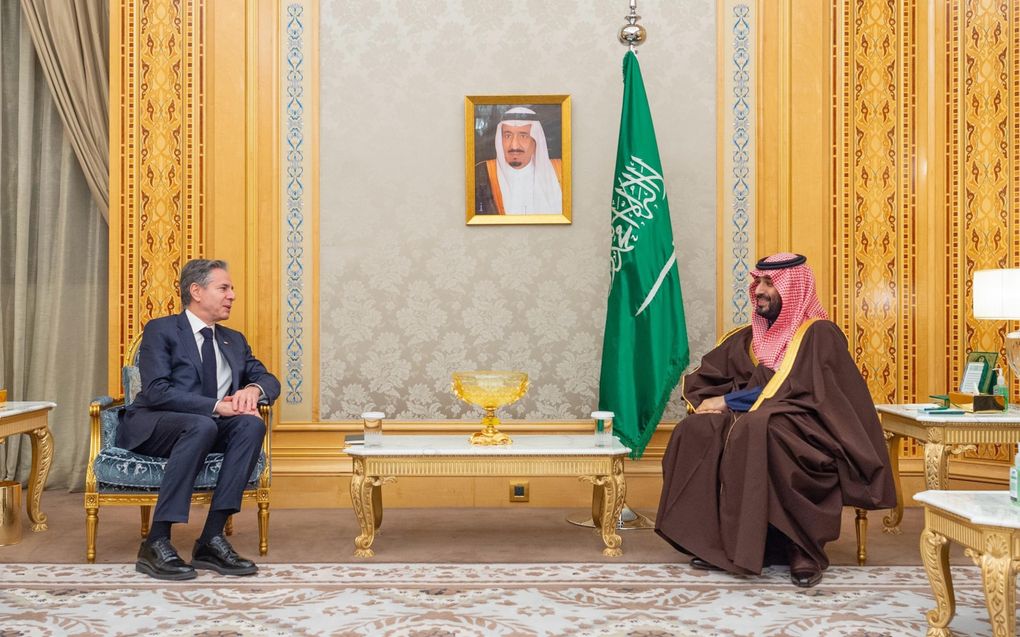 Antony Blinken (l.) en Mohammed bin Salman. beeld EPA, Bandar Aljaloud