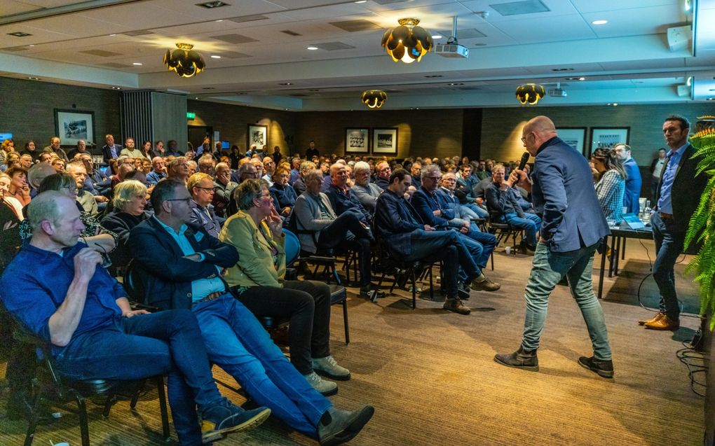 Erwin Wunnekink, voorzitter van de LTO-vakgroep Melkveehouderij, rekent de boeren de gevolgen van het wegvallen van de derogatie voor. beeld LTO, Niels de Vries