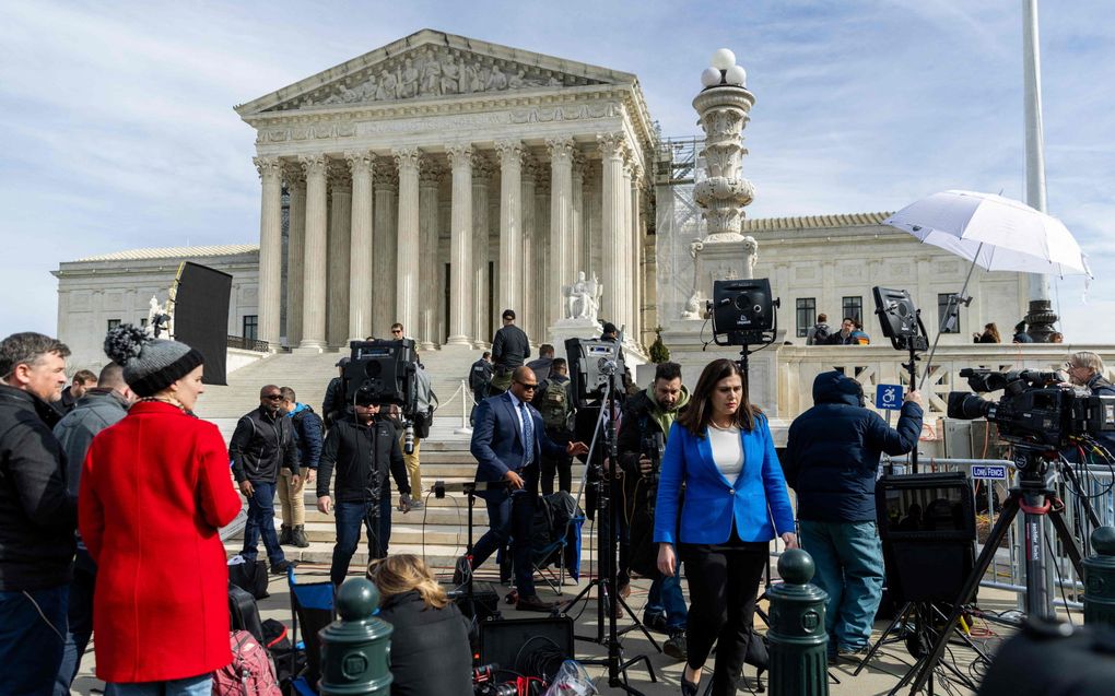 Media wachten advocaten op na de zitting van het Amerikaanse hooggerechtshof donderdag over de vraag of de staat Colorado Donald Trump van het stembiljet mag weren. beeld AFP