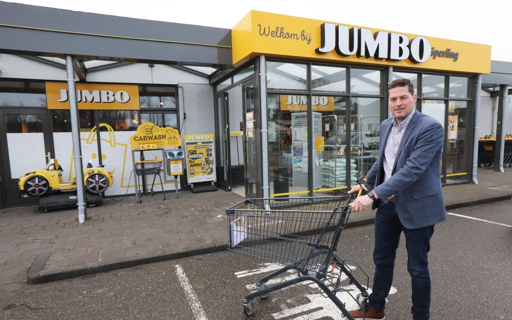 Eigenaar Coen Sperling van de Jumbo in Ouddorp​ gebruikt sinds 2022 karretjes zonder slot. „Dit werkt veel efficiënter.”