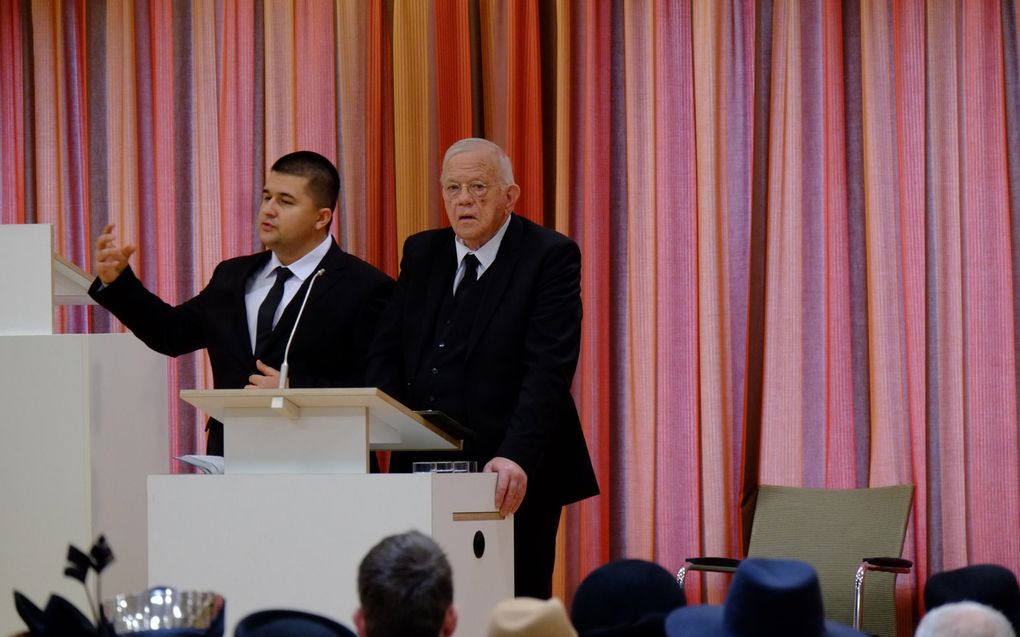 Ds. Stefan Ralevic (l.) en ds. K. Veldman, zaterdag op de Balkanzendingsdag in Kampen. beeld Gerrit van Dijk