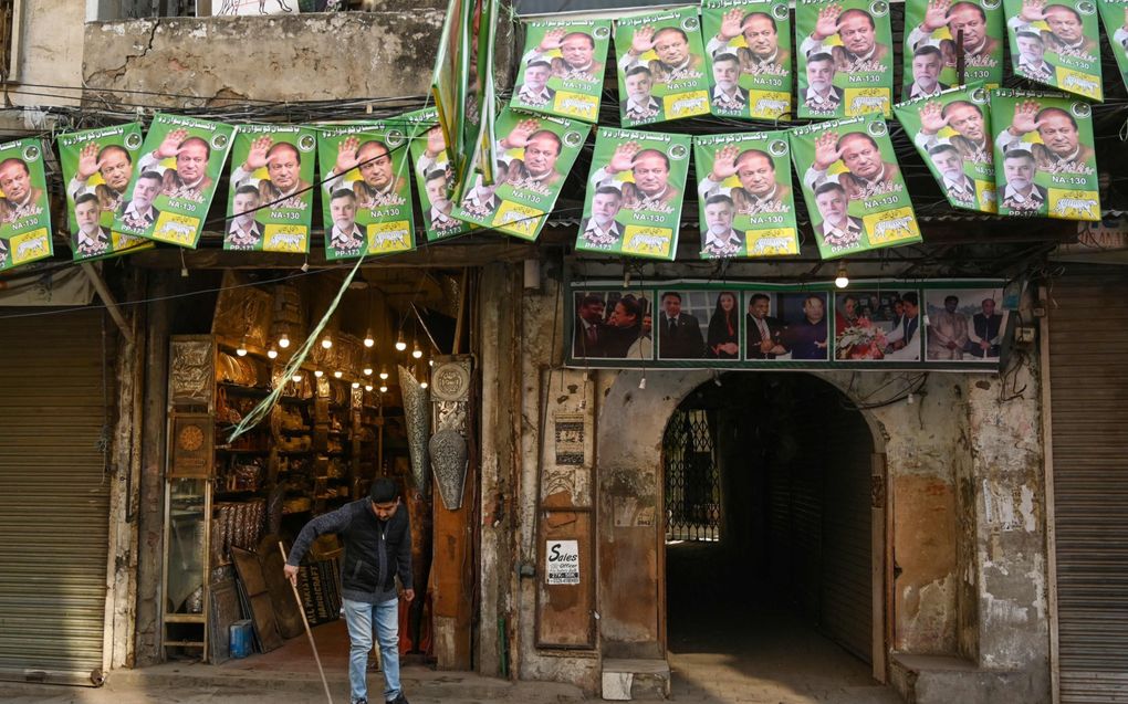 De Pakistan Muslim League van Nawaz Sharif (posters) is de grootste partij geworden bij de Pakistaanse verkiezingen. De onafhankelijke kandidaten van PTI, de partij van de Pakistaanse oud-premier Imran Khan, behaalden echter de meeste zetels. beeld AFP, Aamir Qureshi