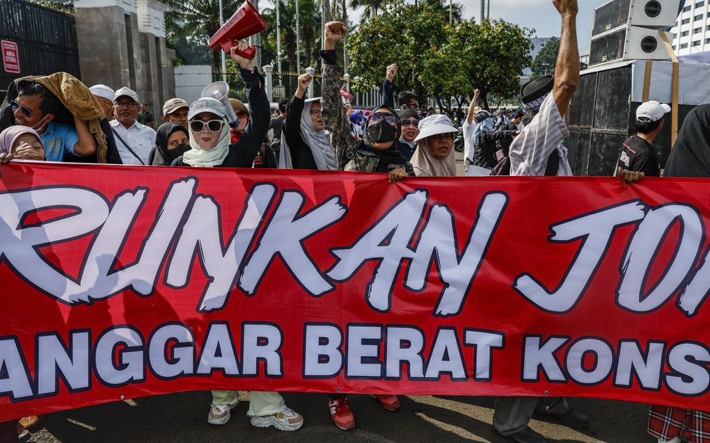 Tientallen activisten demonstreren buiten het parlementsgebouw in de Indonesische hoofdstad Jakarta om eerlijke verkiezingen te eisen. Ze beschuldigen de huidige president Joko Widodo ervan dat hij presidentskandidaat Subianto steunt bij de verkiezingen woensdag.
beeld EPA, Mast Irham
