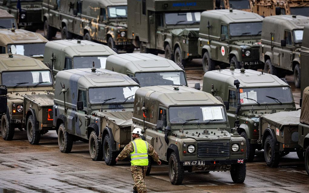 Britse militaire voertuigen die worden ingezet bij een NAVO-oefening. beeld AFP, Adrian Dennis