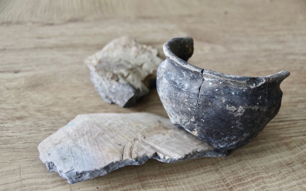 De enige aardewerken voorwerpen uit de ijzertijd die vinder Ad Wouters thuis heeft bewaard na de bijzondere bodemvondst op zijn weiland. beeld Van Scheyen Fotografie