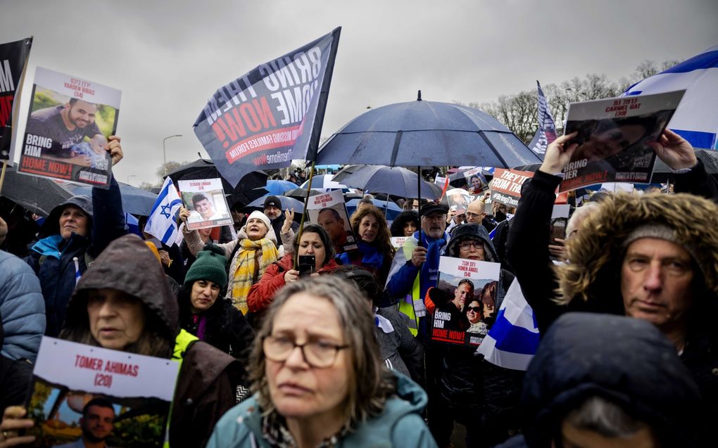 Mensen betuigen voor het Internationaal Strafhof in Den Haag hun steun aan familieleden van gegijzelde Israëliërs. beeld ANP, Robin van Lonkhuijsen