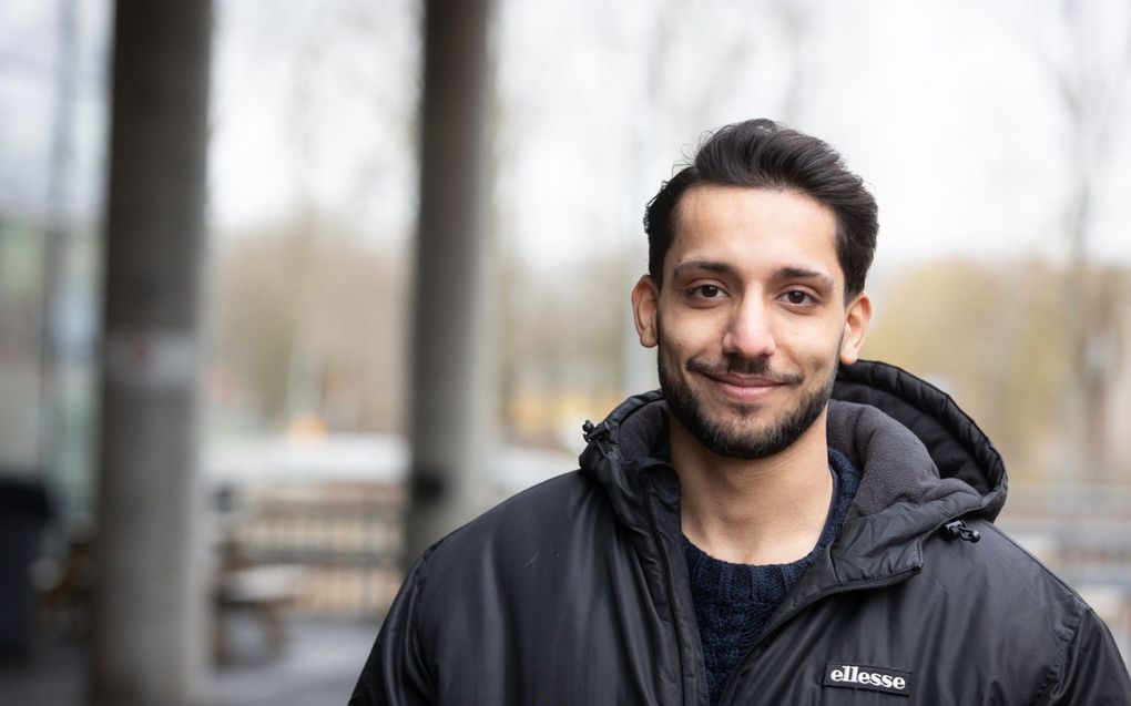 Mustafa, afkomstig uit Turkije, studeerde in Oekraïne. Nu verblijft hij als derdelander uit Oekraïne in Almere, maar binnenkort heeft hij geen recht op opvang meer. beeld RD, Anton Dommerholt