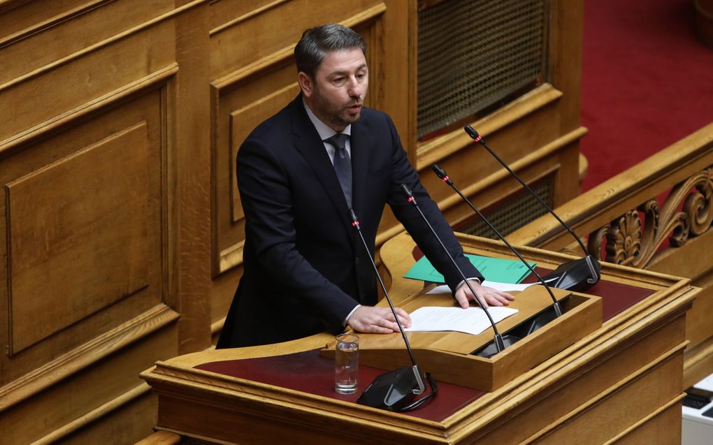 Nikos Androulakis spreekt het parlement toe tijdens het debat over de gelijkheidswet in het huwelijk, in Athene, Griekenland. beeld EPA, George Vitsaras