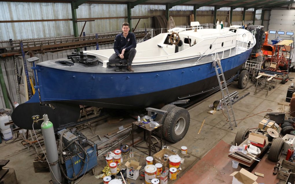 Projectleider Bob Heikoop op de reddingsboot die wordt gerestaureerd. beeld VidiPhoto