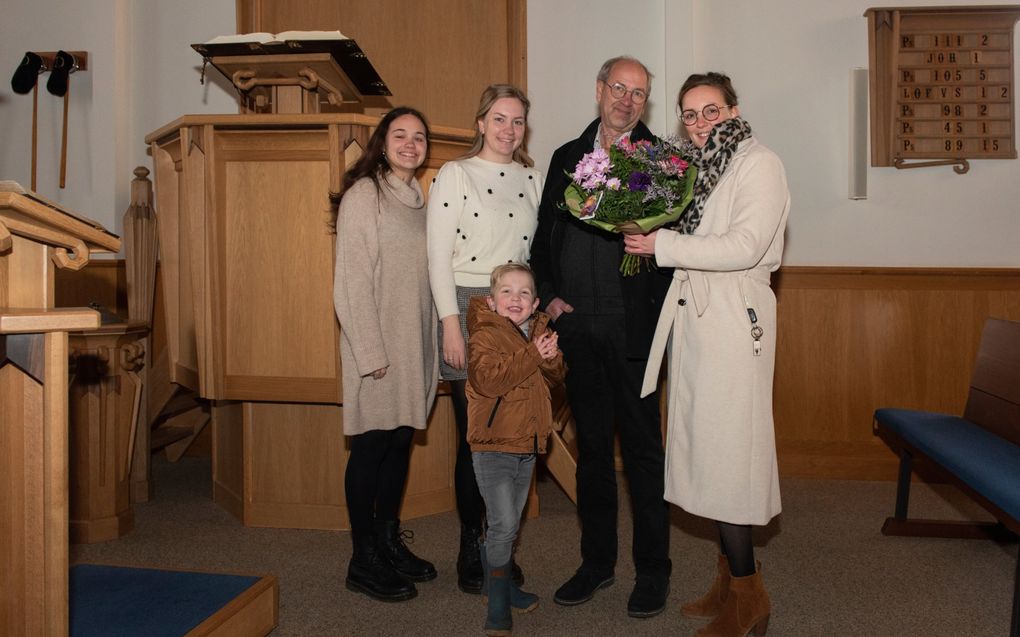 Marjan (r.) geeft haar vader Martien van Dijke een bos bloemen. V.l.n.r. zusjes van Dijke: Thea en Nelian en het zoontje van Marjan, Sem. „De kerk is als koster zijn tweede huis.” beeld H.N. Copier