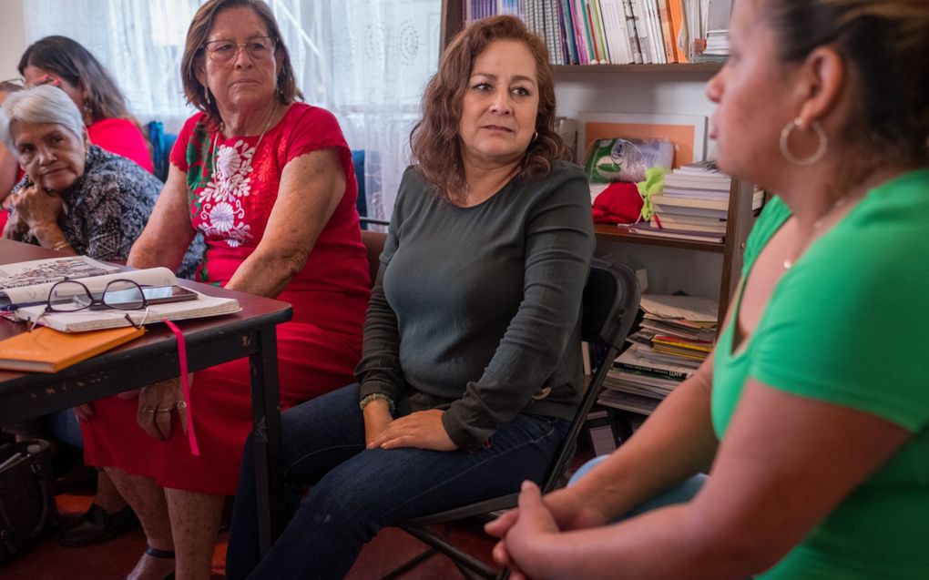 Het collectief ”Terugkeren naar huis” tijdens de wekelijkse vergadering. Elke vrouw mist een familielid. beeld Ynske Boersma