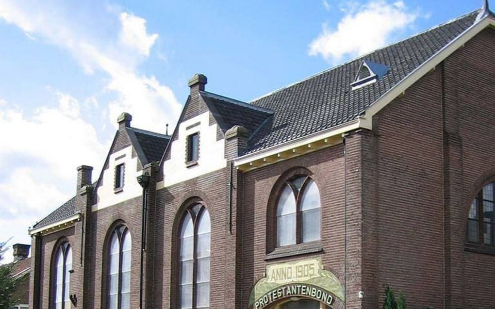 Het kerkgebouw, met op de gevel "Protestantenbond". beeld de Sprang Vrijzinnigen Velp