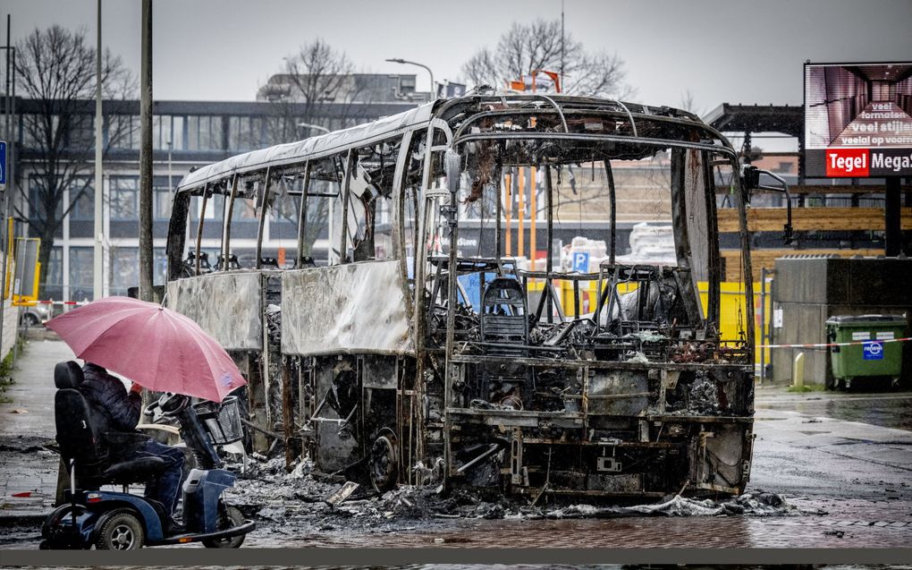 Uitgebrande bus bij zalencentrum Opera aan de Fruitweg in Den Haag. beeld ANP, ROBIN UTRECHT