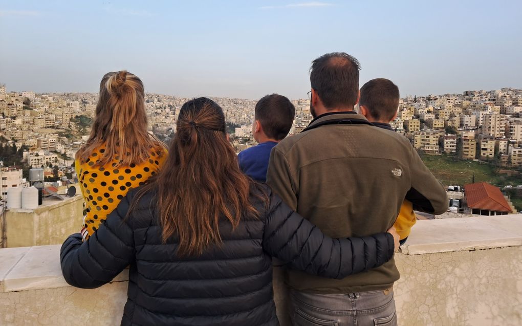 Aron en Marieke Martens verhuisden met hun jongste drie kinderen naar een miljoenenstad in het Midden-Oosten. beeld Fam. Martens