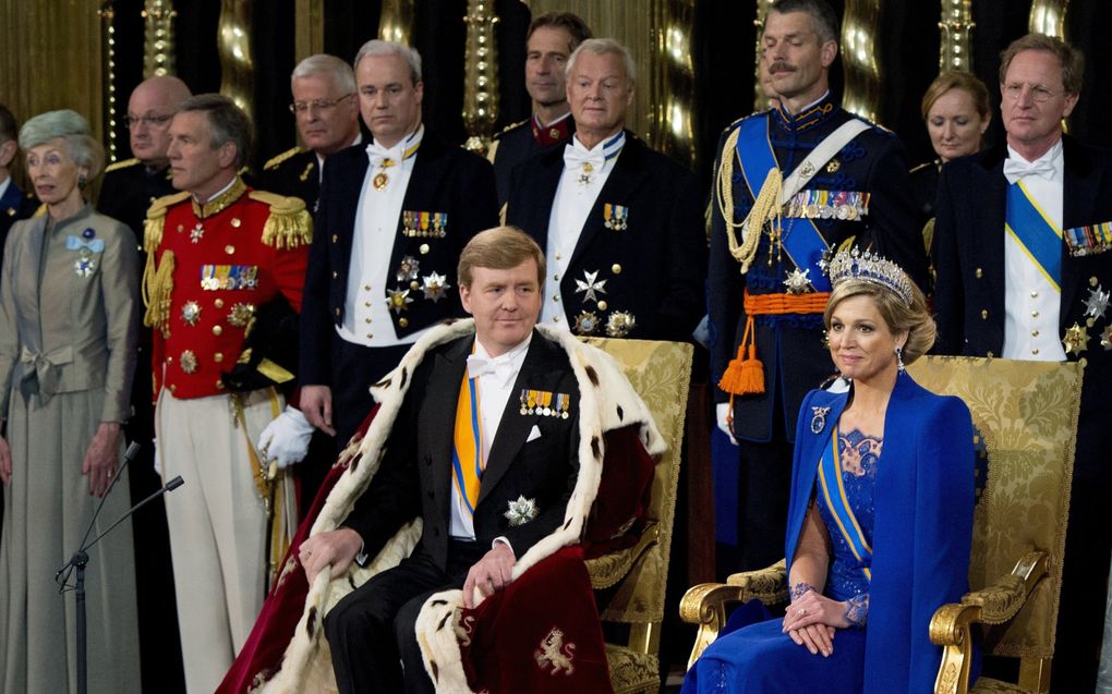 Leden van de hofhouding stonden achter het koningspaar bij de inhuldiging in de Nieuwe Kerk. beeld ANP, Robin Utrecht