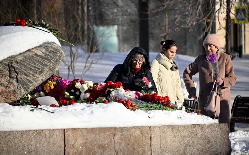 Russen leggen maandag in Moskou bloemen ter nagedachtenis aan de overleden oppositieleider Alexej Navalny. beeld AFP, Alexander Nemenov