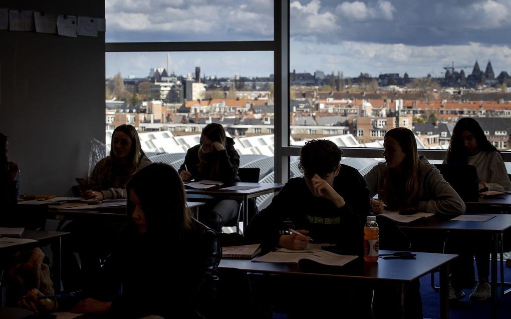 Leerlingen van een school in Amsterdam volgen een speciaal programma om hun studievertraging in te halen. beeld ANP, Koen van Weel