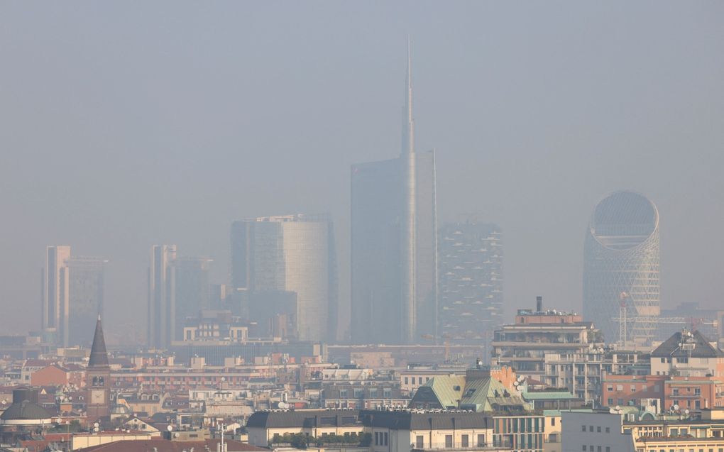 Het centrum van de Italiaanse stad Milaan is gehuld in smog. Mede door de aanhoudende droogte, windstilte en hoge temperaturen is de luchtverontreiniging schrikbarend toegenomen. beeld Reuters, Claudia Greco