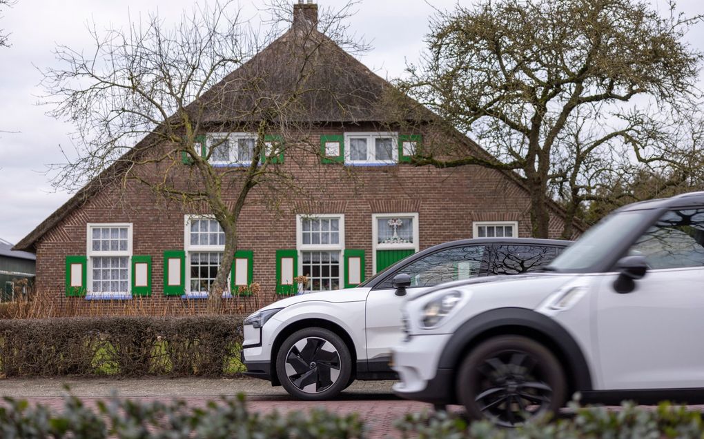 Auto’s in Staphorst. In de gemeente bezit 91 procent van de bewoners van 17 jaar of ouder een rijbewijs. beeld Jaco Hoeve