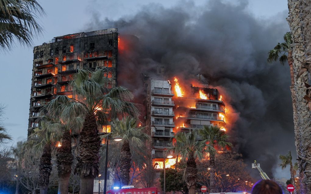 Grote brand in de flat in Valencia. beeld EPA, MANUEL BRUQUE