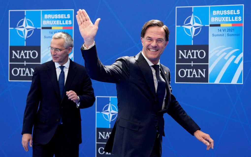 Rutte (r.) en huidig secretaris-generaal Jens Stoltenberg van de NAVO. beld AFP, Francois Mori