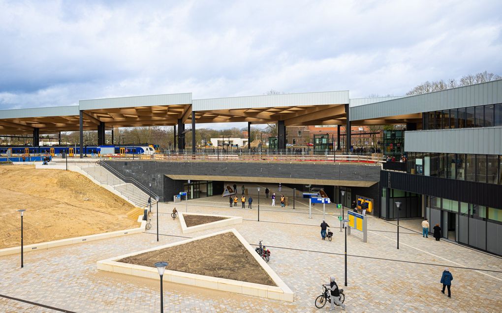 Het nieuwe station met rechts de fietsenstalling. beeld ProRail, Stefan Verkerk