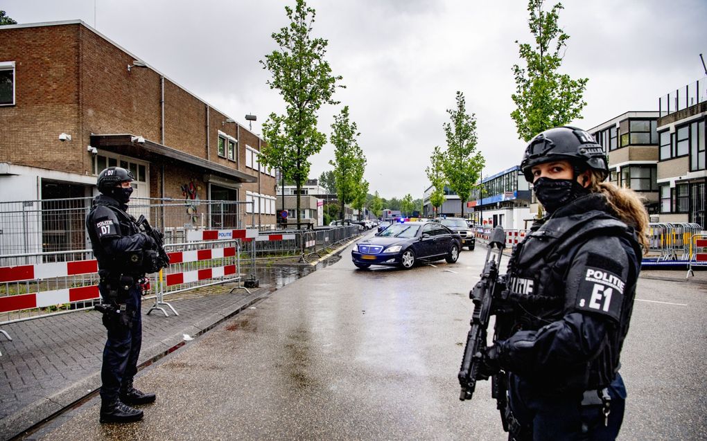 Bewaking tijdens een zitting in het Marengoproces in de extra beveiligde gerechtsbunker in Amsterdam. beeld ANP, Robin Utrecht