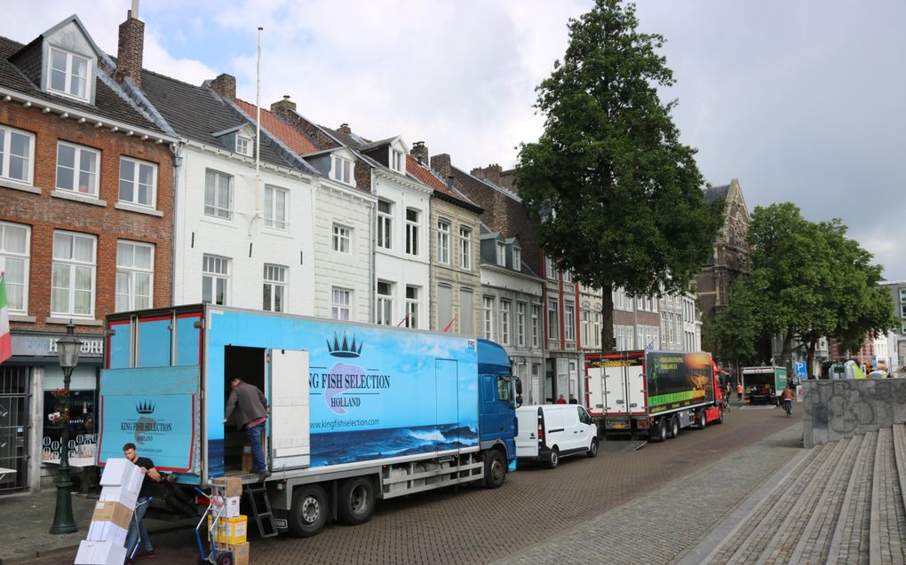 Damian Besselsen (l.) en Fons Molen (r.) lossen garnalen in Maastricht. beeld Sjaak van de Groep