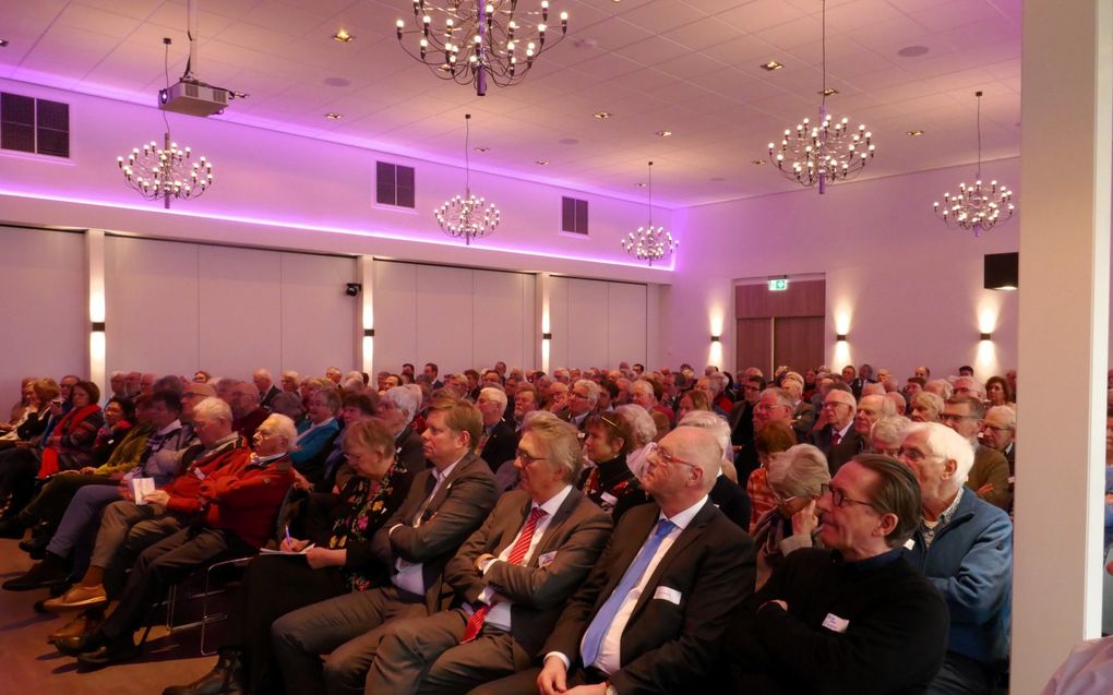 De ontmoetingsdag in Nijkerk trok 230 bezoekers. Derde van rechts op de voorste rij dr. P.J. (Piet) van Midden. beeld Jan van Reenen