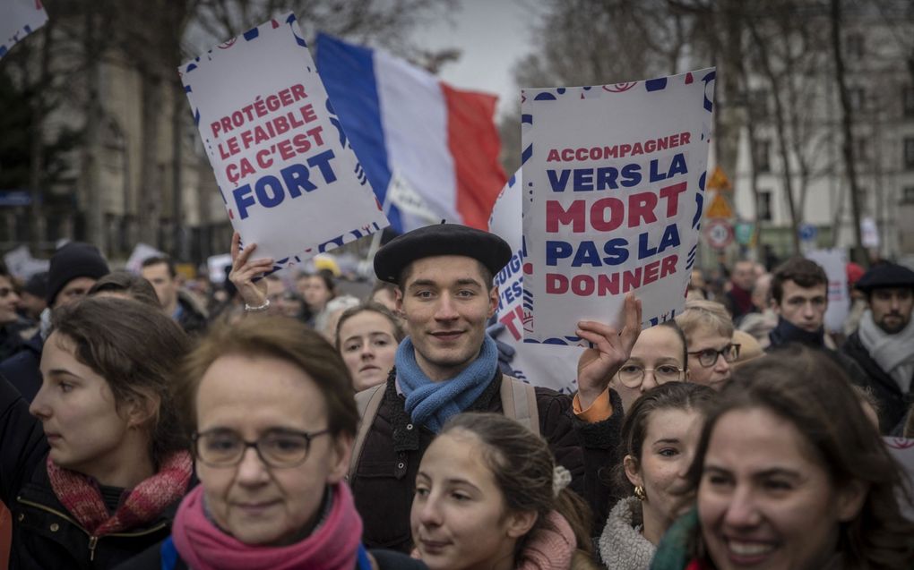 Deelnemers aan de jaarlijkse Mars voor het Leven in Parijs protesteren tegen abortus en de mogelijke opname van ervan in de grondwet. beeld AFP, Kiran Ridley