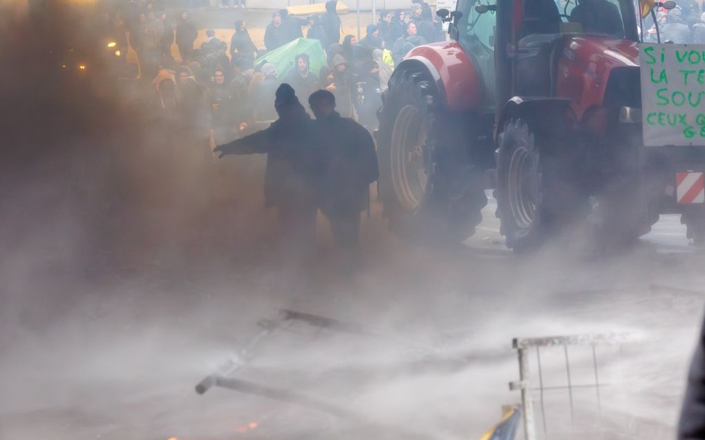 De Belgische politie zette waterkanonnen in. beeld EPA, Olivier Matthys