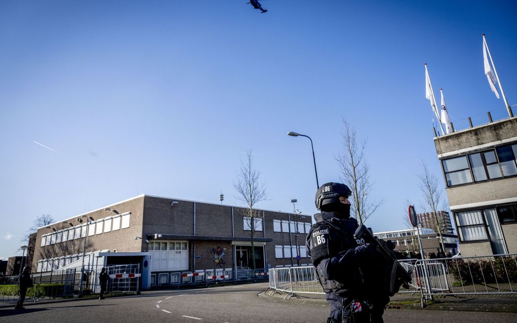 Een beveiligde auto bij de extra beveiligde rechtbank. beeld ANP, ROBIN UTRECHT