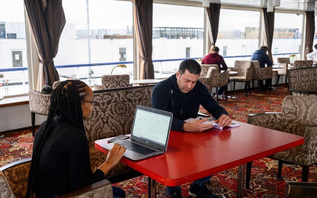 Samrawit Tesfay en Omar Abo Khair zouden niets liever doen dan werken, maar worden nergens aangenomen. beeld Richard van den Hoek Fotografie