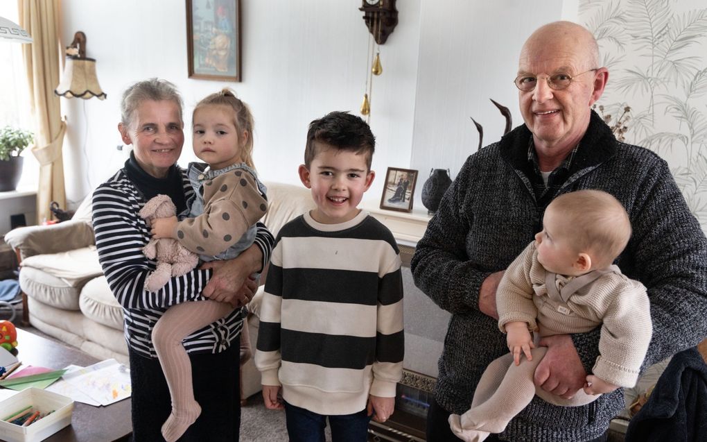 Albert en Anja Fraanje met drie kleinkinderen: v.l.n.r. Hannah, Stef en Sion. beeld RD, Anton Dommerholt