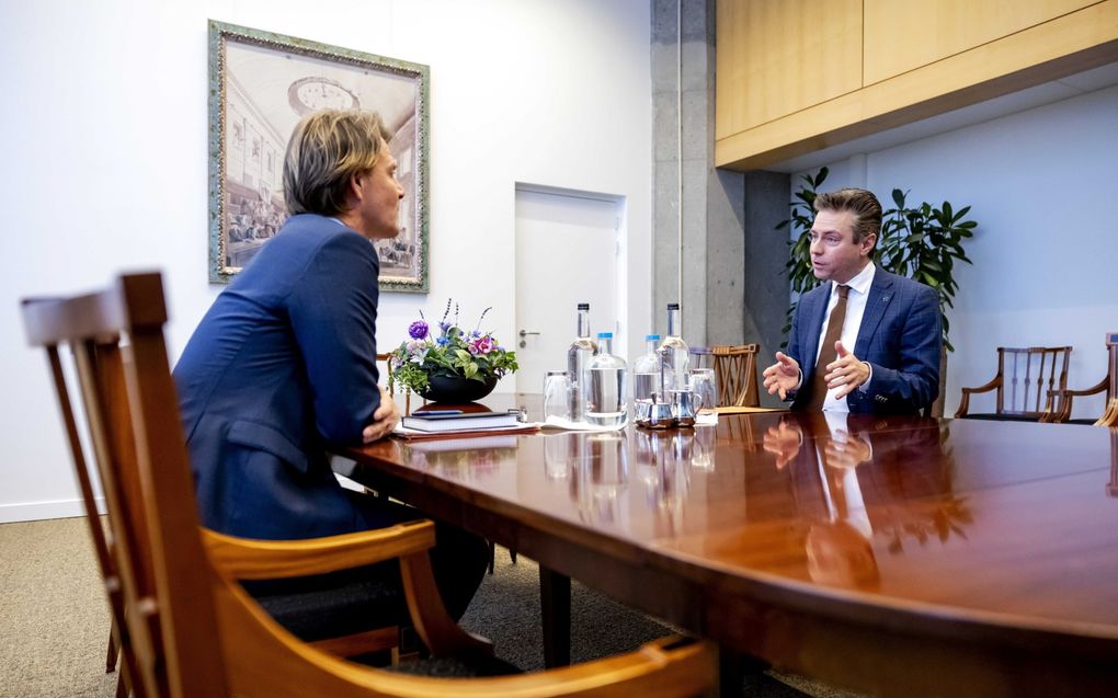 SGP-leider Stoffer in gesprek met Putters. beeld ANP, Robin van Lonkhuijsen