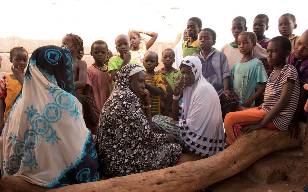 Groep ontheemden in Burkina Faso. beeld RD, Leendert de Bruin