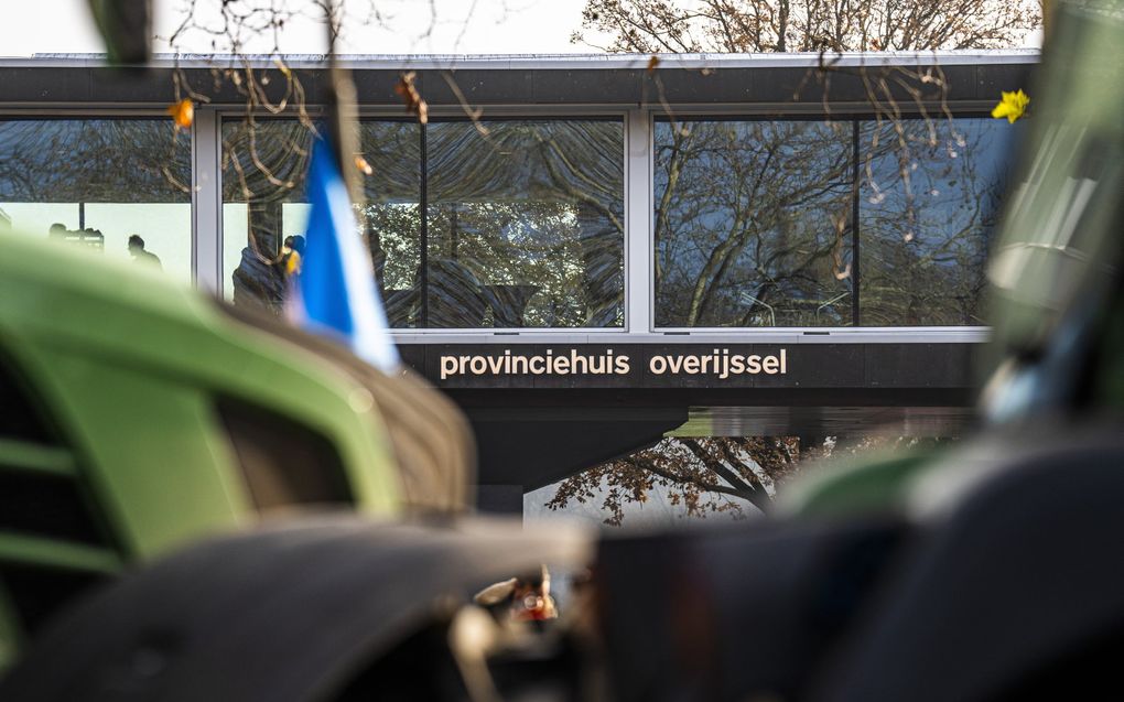 Boeren protesteren eind 2022 bij het provinciehuis in Zwolle nadat Overijssel PAS-melders dwangsommen dreigde op te leggen. Later vond de provincie een tijdelijke oplossing voor de PAS-melders. beeld ANP, Roland Heitink