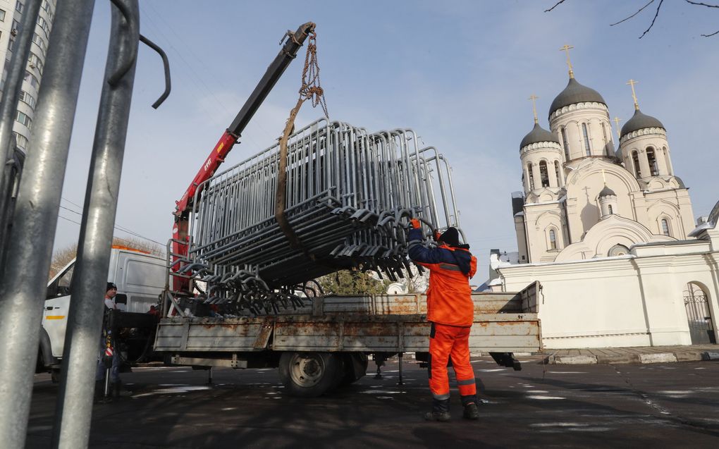 Dranghekken bij de kerk waar Navalny vrijdag wordt begraven. beeld EPA, MAXIM SHIPENKOV