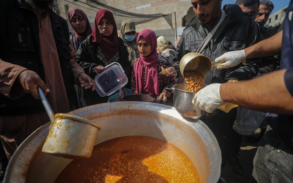 Palestijnen krijgen te eten van hulporganisaties. beeld EPA, MOHAMMED SABER