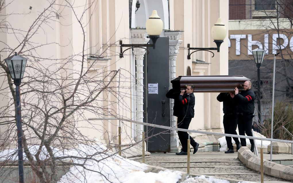 Het lichaam van Navalny wordt de kerk binnengebracht. beeld EPA, SERGEI ILNITSKY