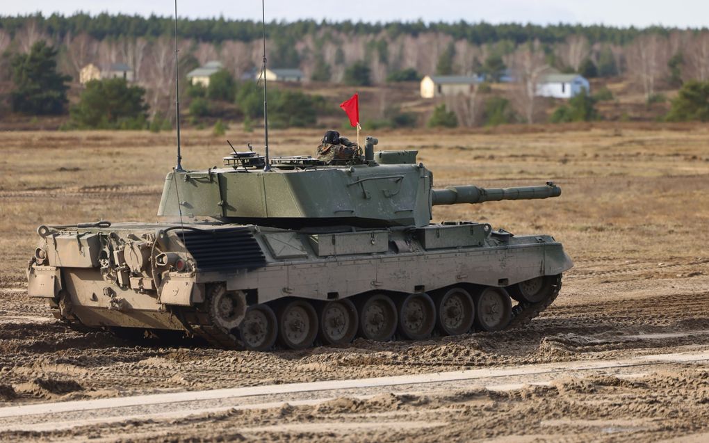 Een Oekraïense militair bestuurt een Leopard 1A5 tank tijdens een oefening met de Bundeswehr. Ook bij de EU-defensie-strategie doet Oekraïne mee als ware het EU-lid. beeld EPA, Hannibal Hanschke