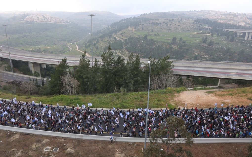 Duizenden Israëliërs lopen zaterdag over de snelweg richting Jeruzalem. Zij eisen dat de regering alles doet om de vrijlating van de gijzelaars  in Gaza voor elkaar te krijgen. Zondag kwam de stoet in Jeruzalem aan. beeld EPA, Abir Sultan