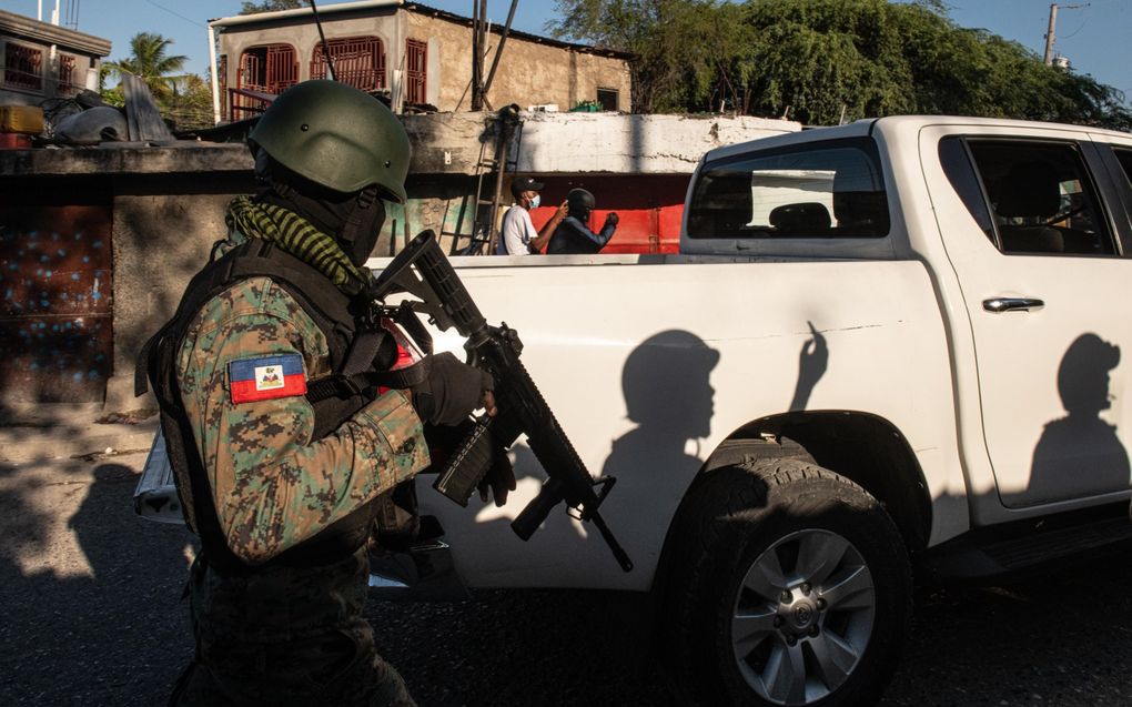 Politie patrouilleert bij de internationale luchthaven Toussaint Louverture in Port-au-Prince. Bendes hebben inmiddels al 80 procent van de hoofdstad in handen. beeld EPA, Johnson Sabin