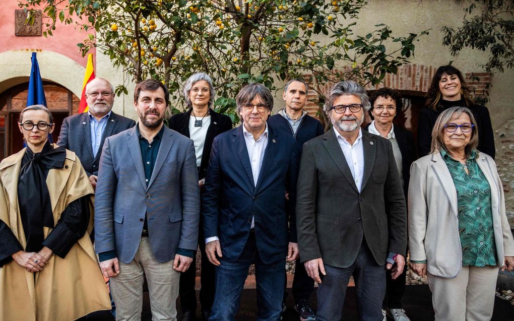 Carles Puigdemont (midden), omgeven door Catalaanse politici. Als de amnestiewet doorgaat, kan de in ballingschap levende oud-president van Catalonië al voor de zomer weer voet op Spaanse bodem zetten. beeld AFP, Jean-Christophe Milhet