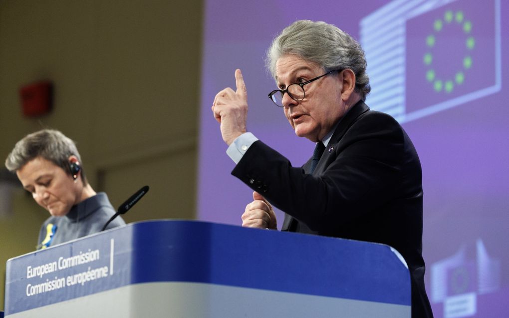 Eurocommissaris Thierry Breton (Interne Markt) en Margrethe Vestager (Mededinging) presenteren dinsdag de Europese defensie-industriestrategie en het financieringsplan voor de strategie. beeld EPA, Olivier Matthys