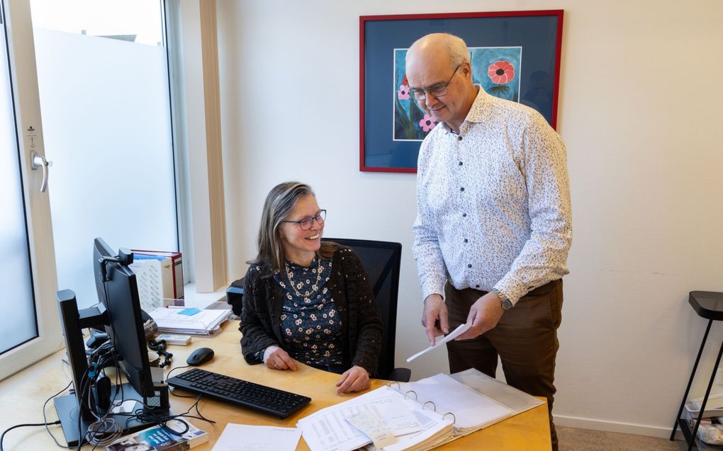 Huisarts Joop en echtgenote Connie van den Dool aan de administratie. beeld RD, Anton Dommerholt